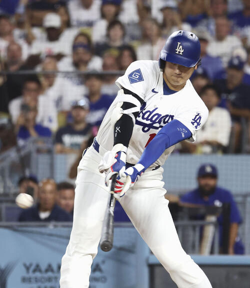マリナーズ戦の4回、中前に適時打を放つドジャース・大谷=ロサンゼルス(共同)