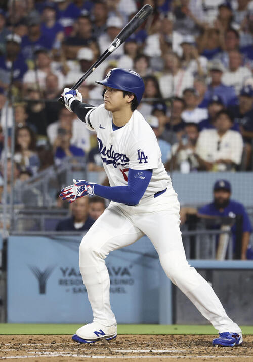 マリナーズ戦の4回、中前に適時打を放つドジャース・大谷=ロサンゼルス(共同)