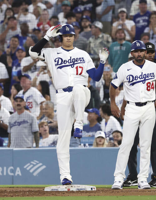 マリナーズ戦の4回、中前に適時打を放ったドジャース・大谷=ロサンゼルス(共同)