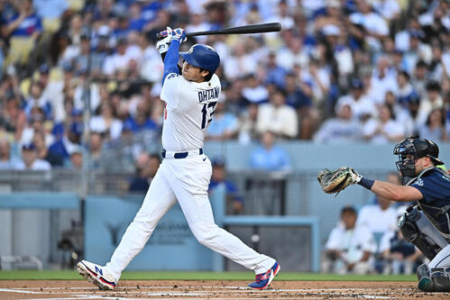 1回、23号ソロを放つドジャース大谷(ロイター)