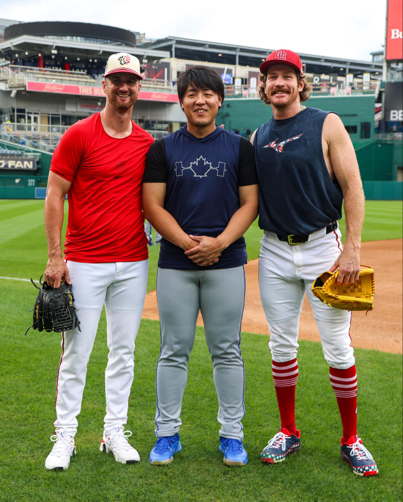 左からグリフィン、岡本、マイコラスが笑顔で写る3ショット（ブルージェイズ公式Xから）