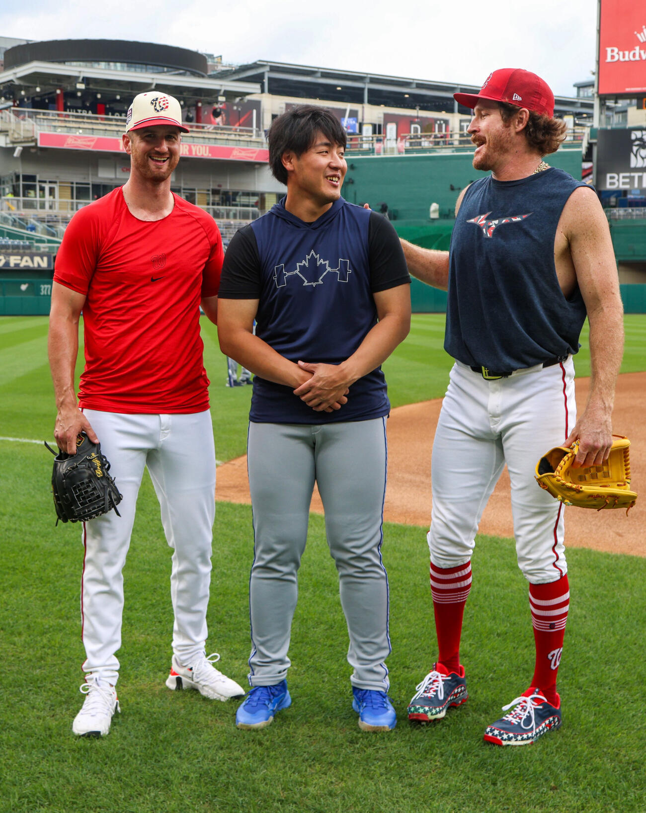 左からグリフィン、岡本、マイコラスが笑顔で写る3ショット（ブルージェイズ公式Xから）