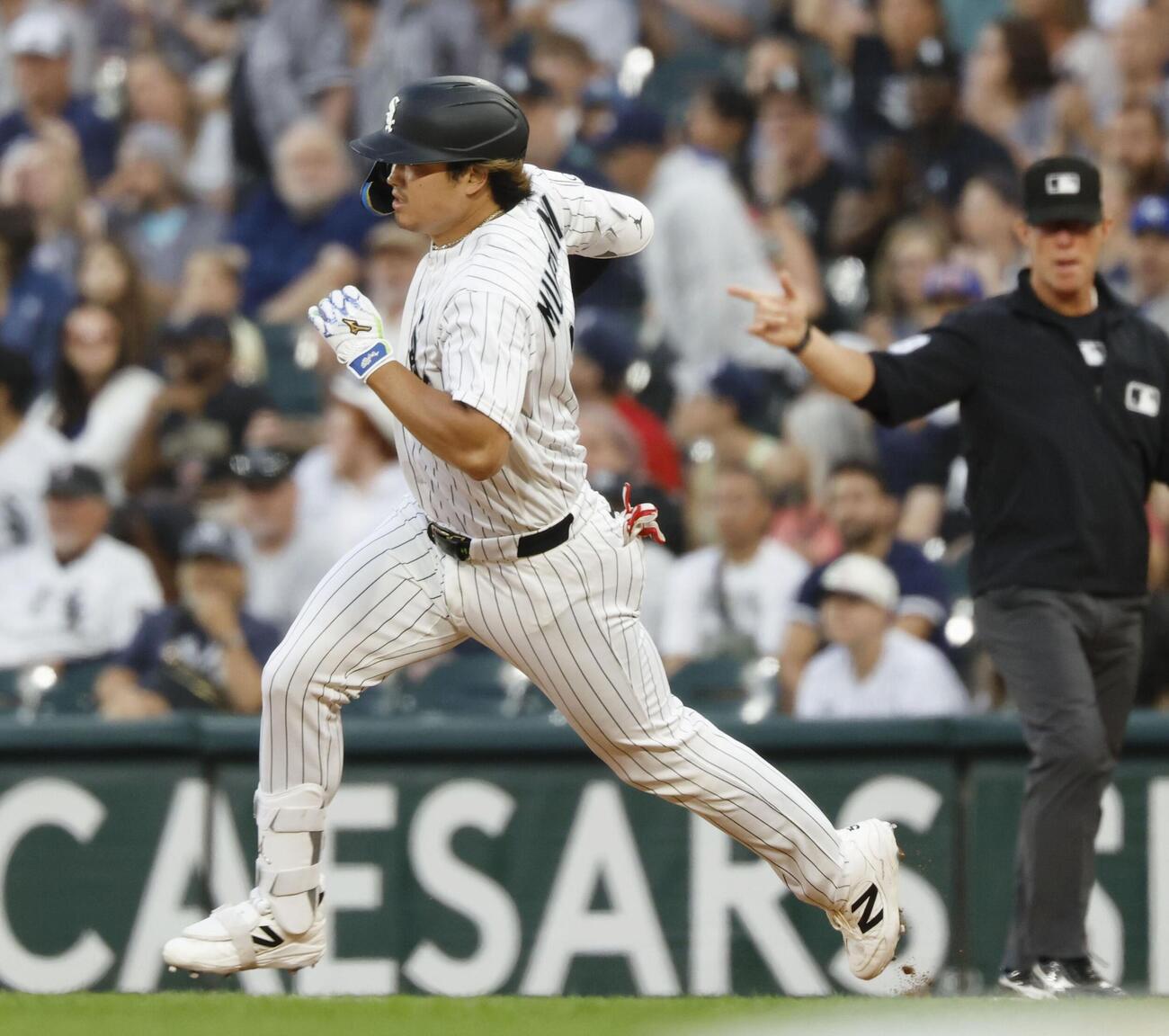 ヤンキース戦の4回、右翼線に二塁打を放ち、一塁を回るホワイトソックス・村上＝シカゴ（共同）