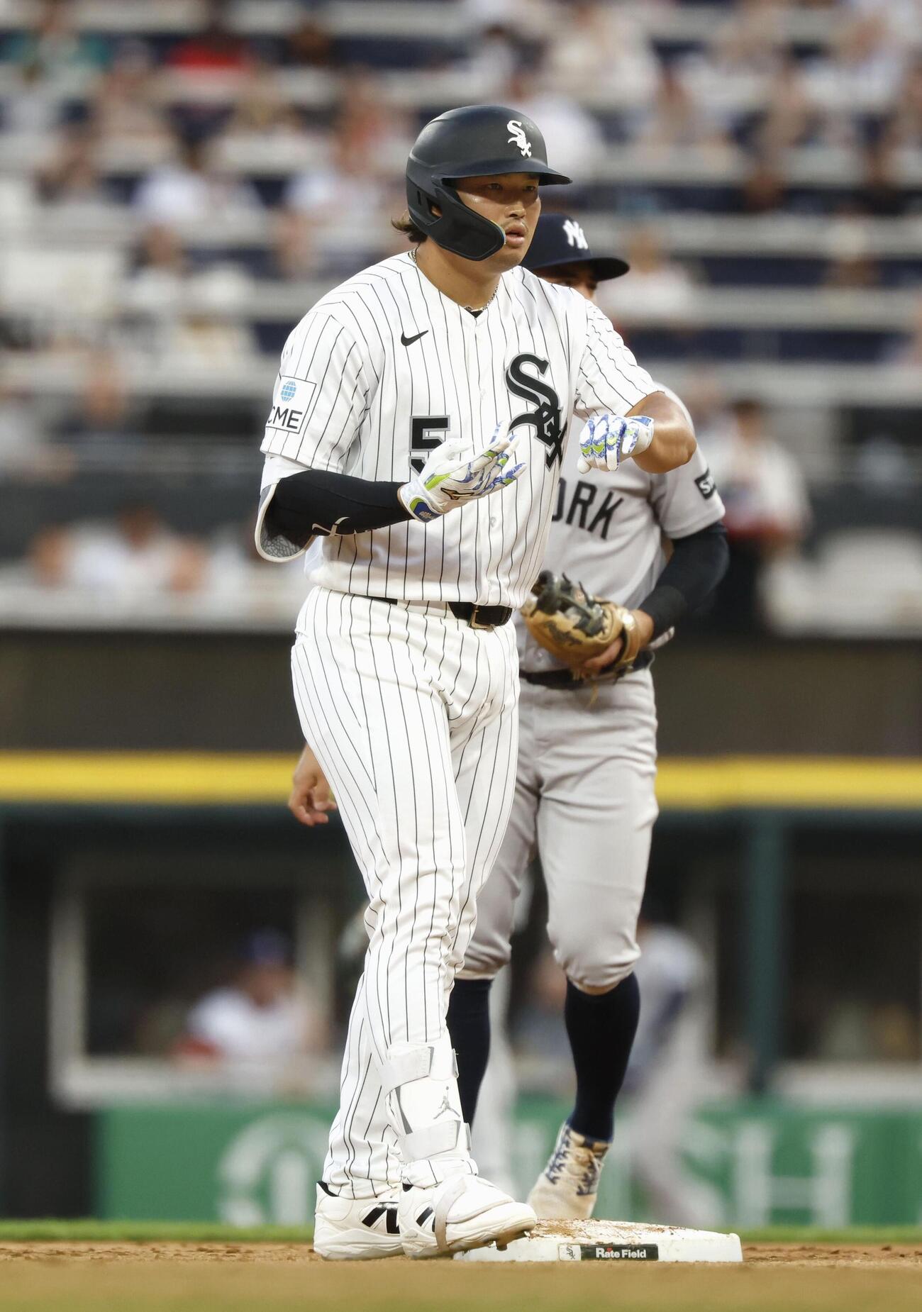 ヤンキース戦の4回、右翼線に二塁打を放ったホワイトソックス・村上＝シカゴ（共同）