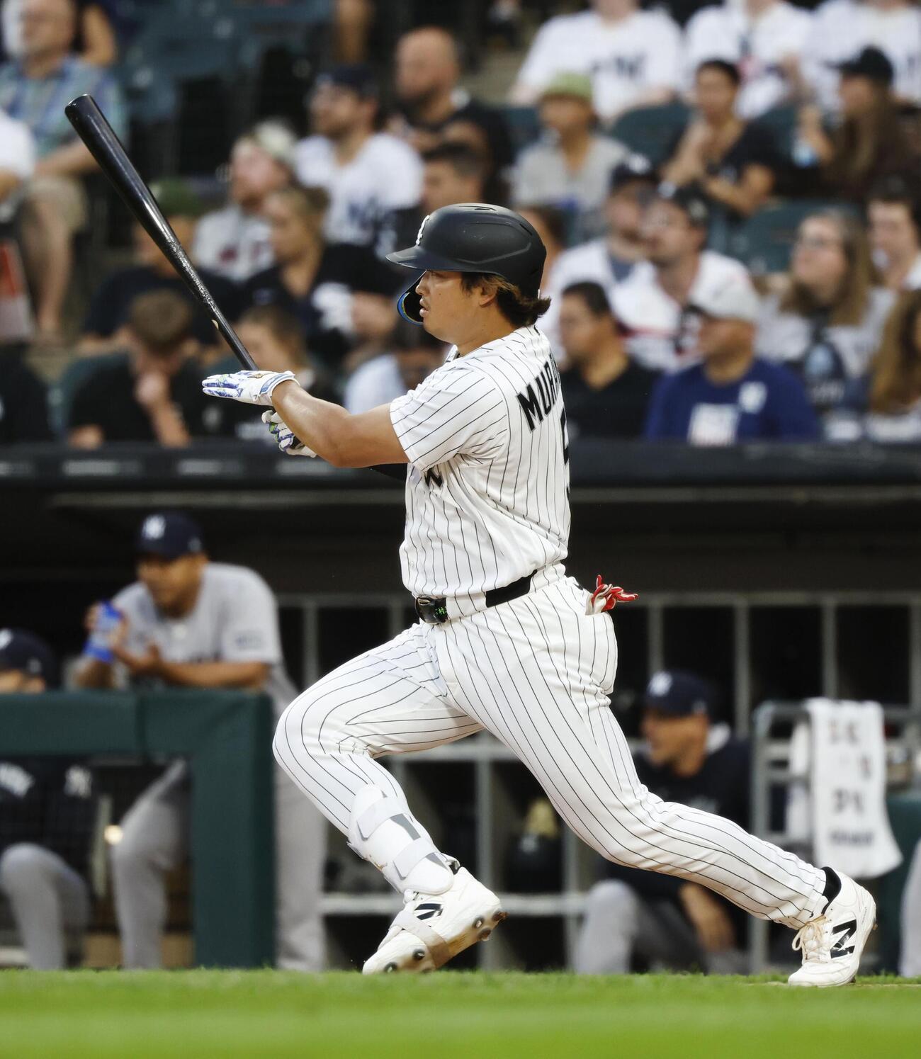 ヤンキース戦の4回、右翼線に二塁打を放つホワイトソックス・村上＝シカゴ（共同）