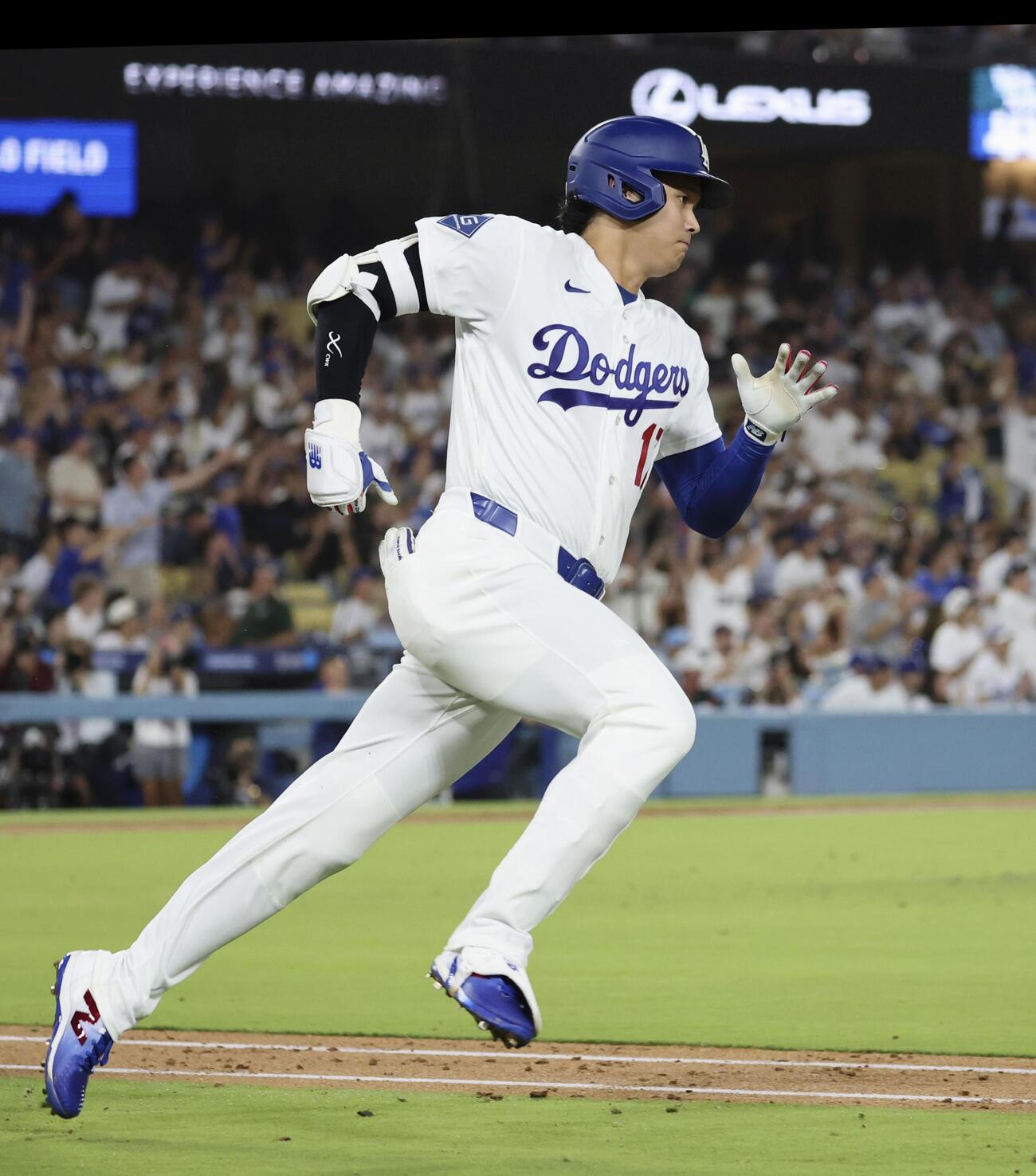 マリナーズ戦の6回、適時二塁打を放ったドジャース・大谷＝ロサンゼルス（共同）