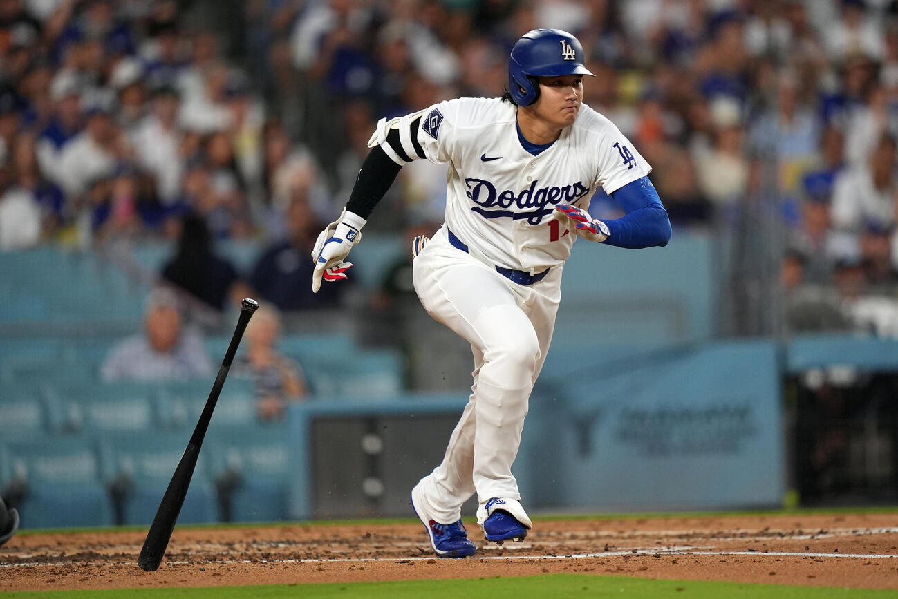 マリナーズ戦の3回、右安打を放つドジャース大谷翔平（AP）