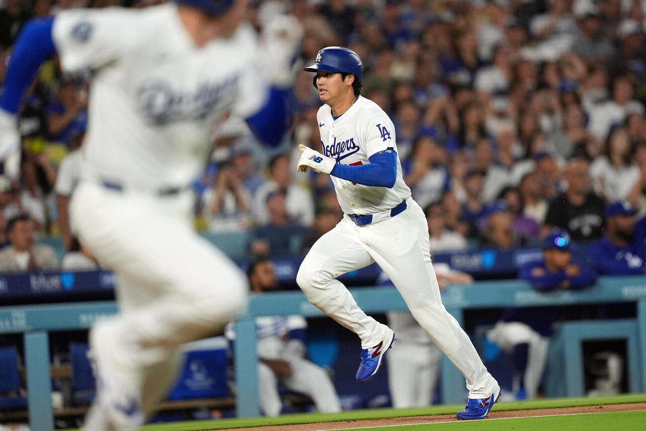 マリナーズ戦の3回、フリーマンの安打で生還するドジャース大谷翔平（AP）
