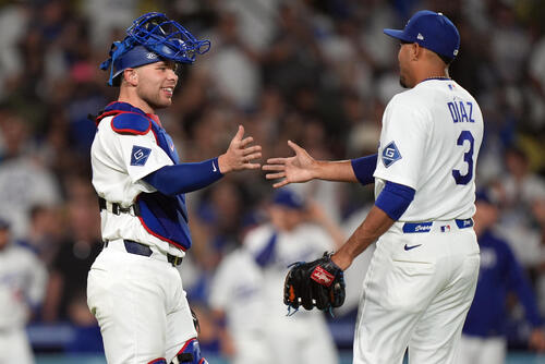 マリナーズ戦9回に登板したドジャース守護神のディアス(右)はラッシング捕手と握手する(AP)
