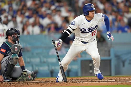 マリナーズ戦の3回、右安打を放つドジャース大谷翔平(AP)