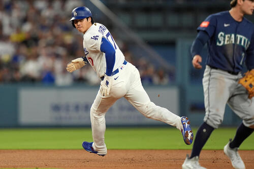 マリナーズ戦の3回、パヘズの安打で三塁に向かうドジャース大谷翔平(AP)