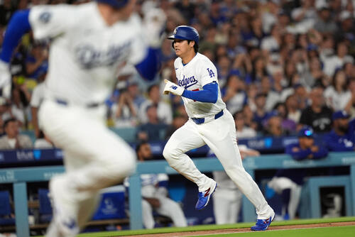 マリナーズ戦の3回、フリーマンの安打で生還するドジャース大谷翔平(AP)