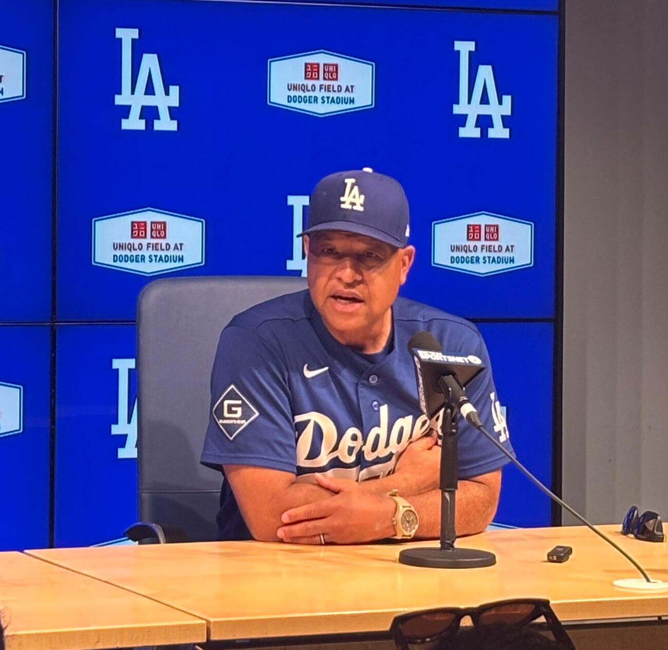 試合前に会見するドジャースのデーブ・ロバーツ監督
