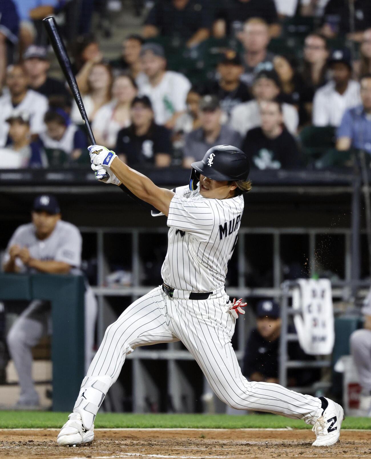 ヤンキース戦の8回、23号ソロを放つホワイトソックス・村上＝シカゴ（共同）