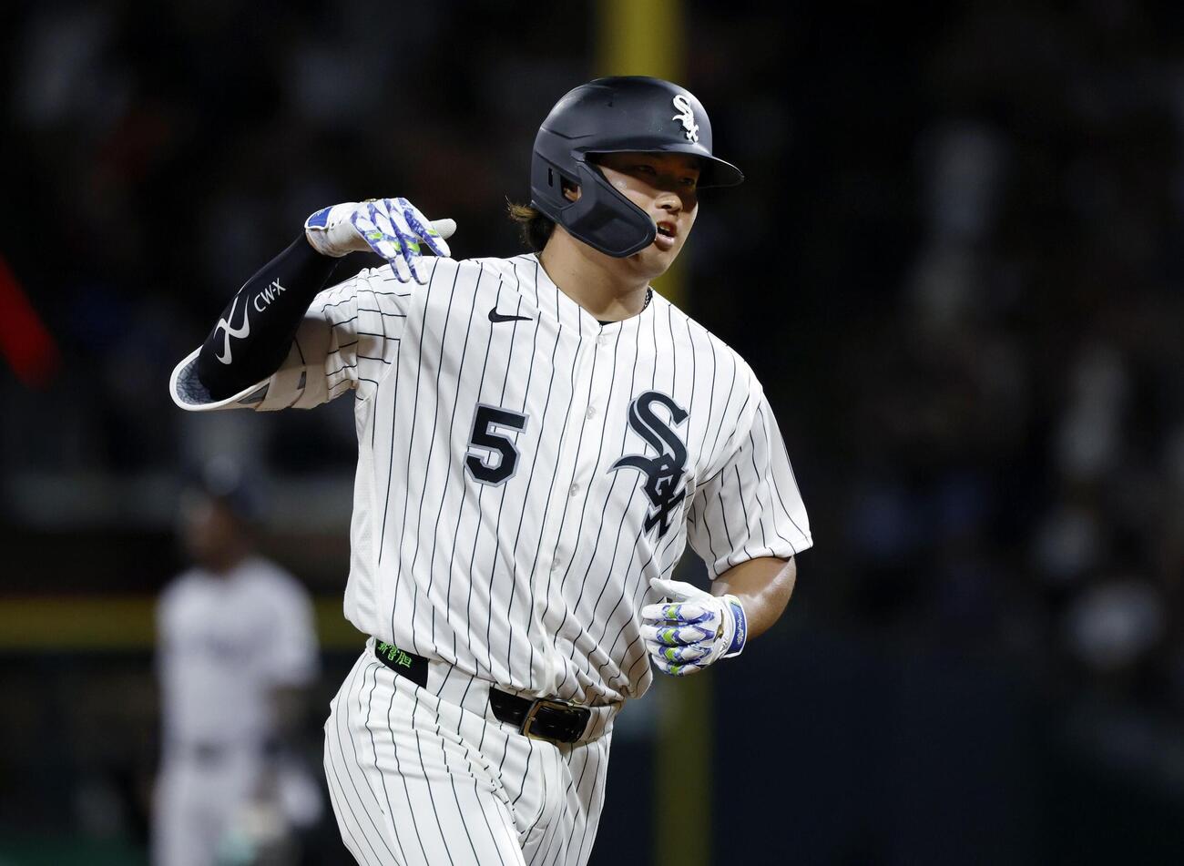 ヤンキース戦の8回、23号ソロを放ち、塁を回るホワイトソックス・村上＝シカゴ（共同）