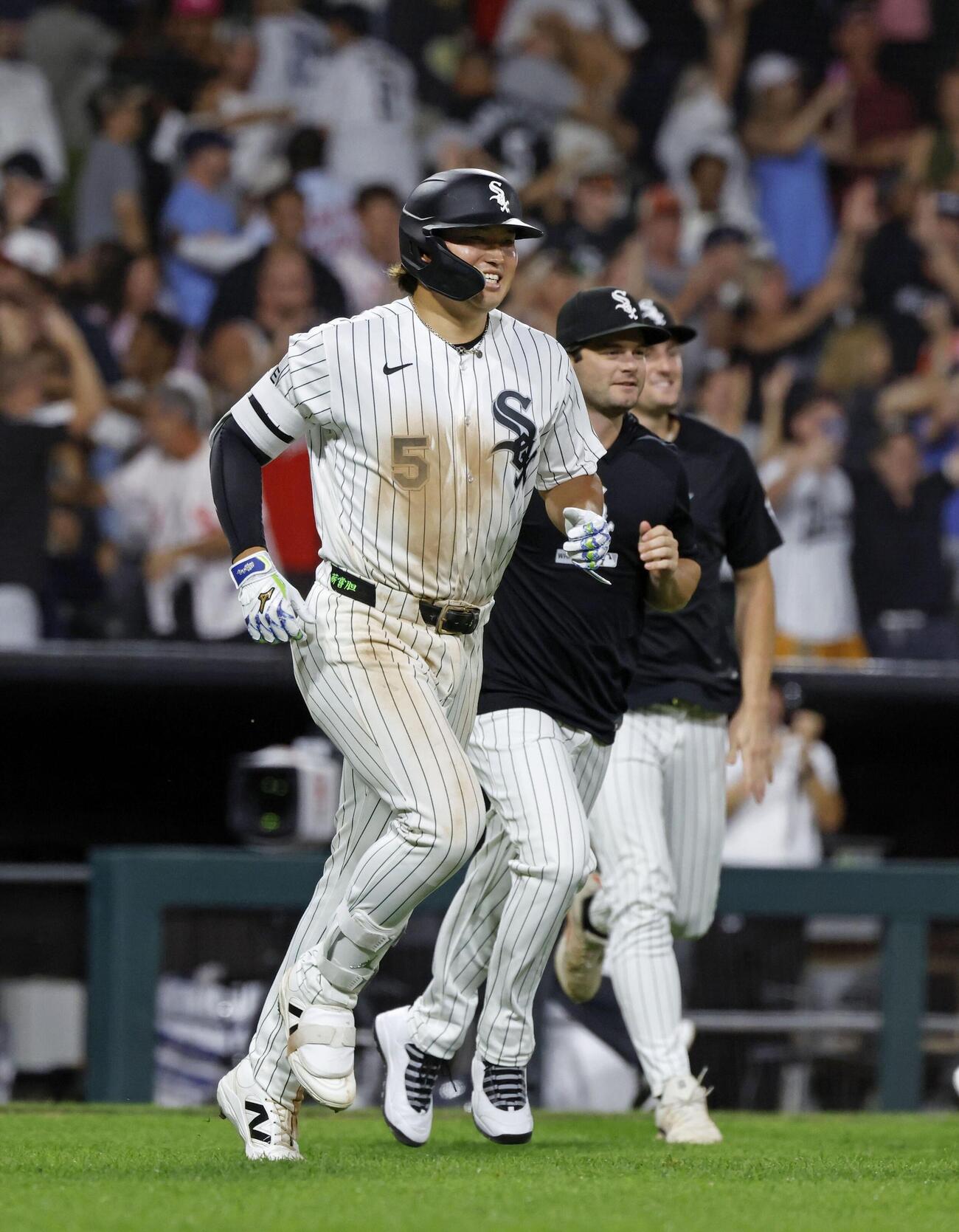 ヤンキースにサヨナラ勝ちし、ベンチから駆け出すホワイトソックス村上（共同）