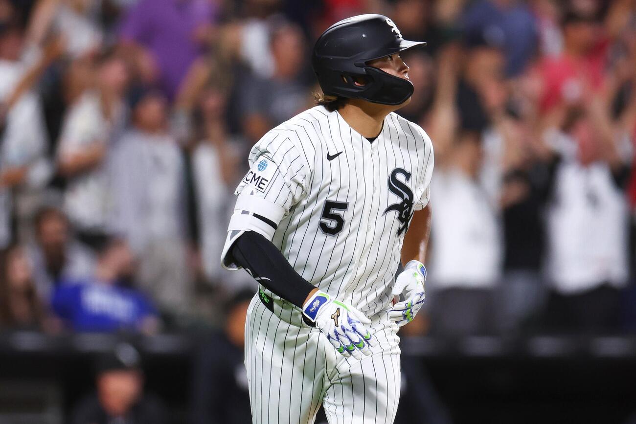 ヤンキース戦の8回、23号ソロを放つホワイトソックス村上（AP）