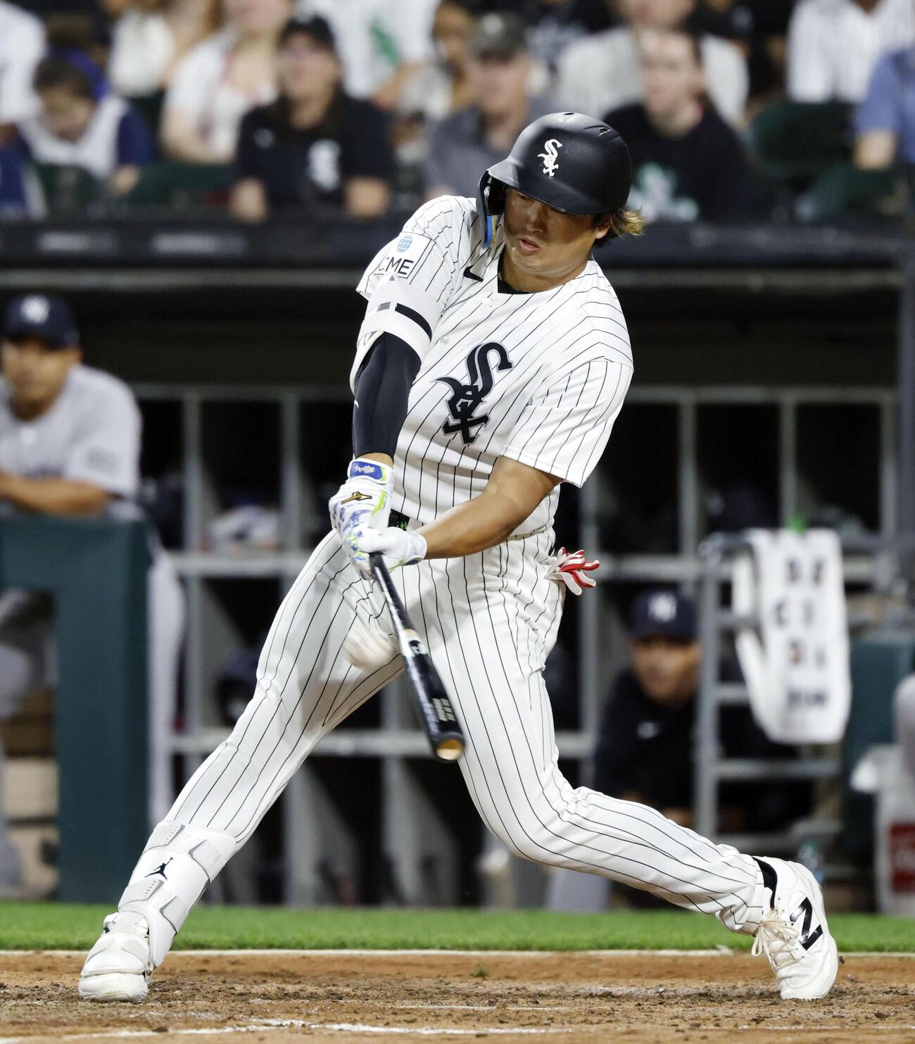 ヤンキース戦の8回、23号ソロを放つホワイトソックス村上（共同）