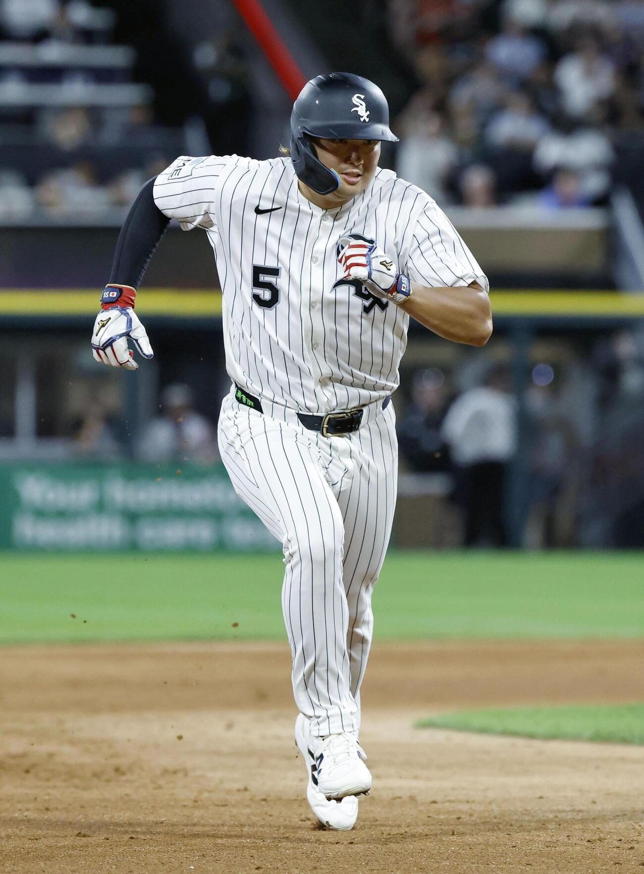 ヤンキース戦の7回、後続の適時二塁打で二塁から生還するホワイトソックス・村上＝シカゴ（共同）