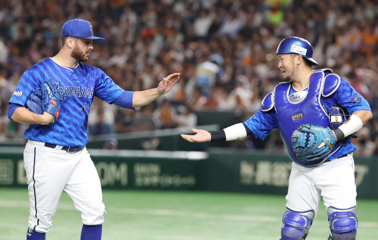 セ・クライマックスシリーズ・ファイナルステージ第1戦　巨人戦の2回、3者凡退に抑えタッチするDeNAアンソニー・ケイ（左）と戸柱恭孝（2024年10月撮影）