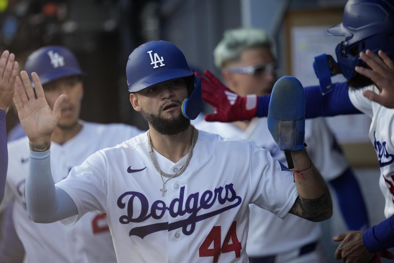 ドジャース対マリナーズ　1回、得点を挙げて仲間から祝福されるドジャース・パヘス（AP）