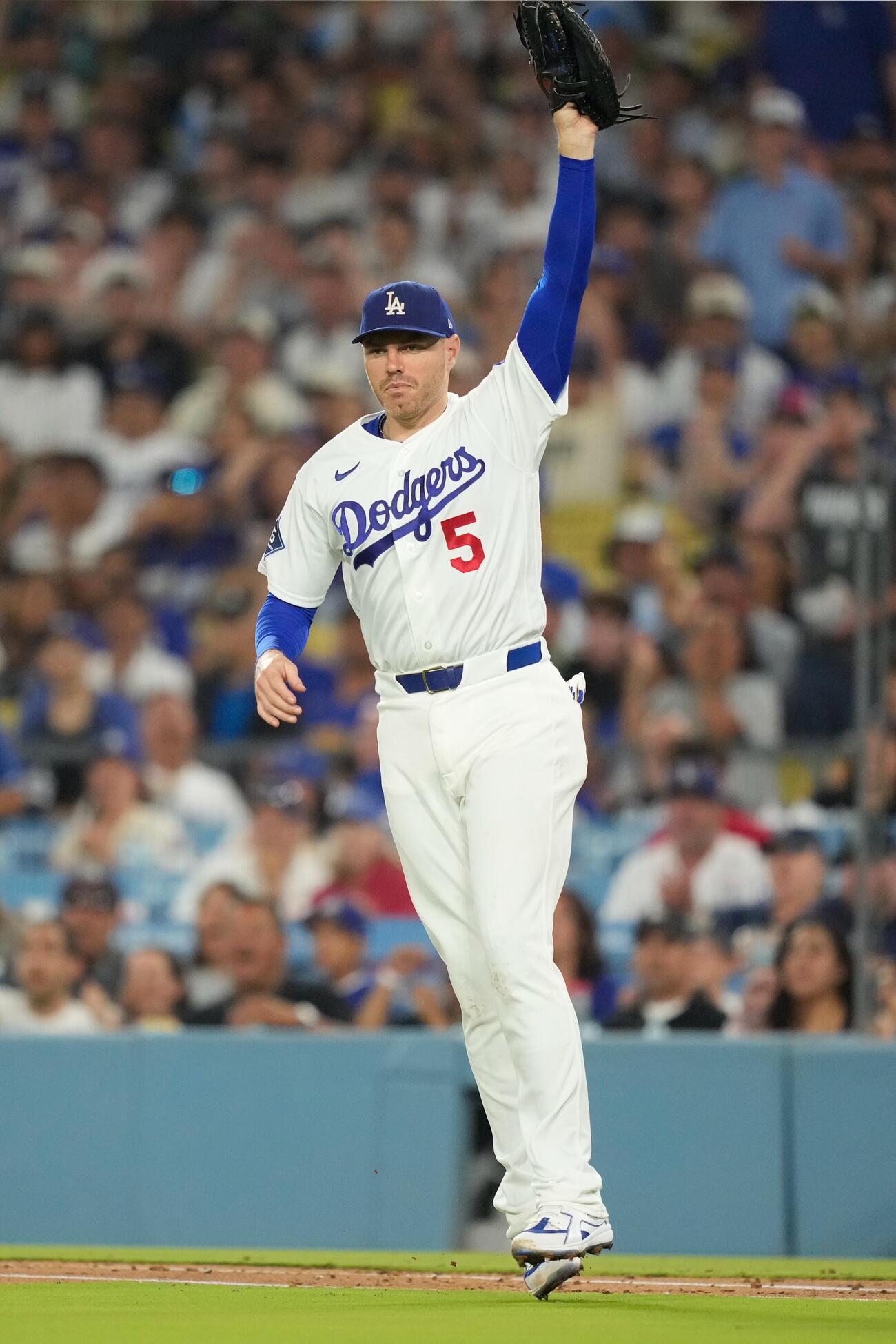 6回、マリナーズ・ウッドワースを一塁でタッチアウトにした後、ジェスチャーを見せたドジャース一塁手フリーマン（AP）