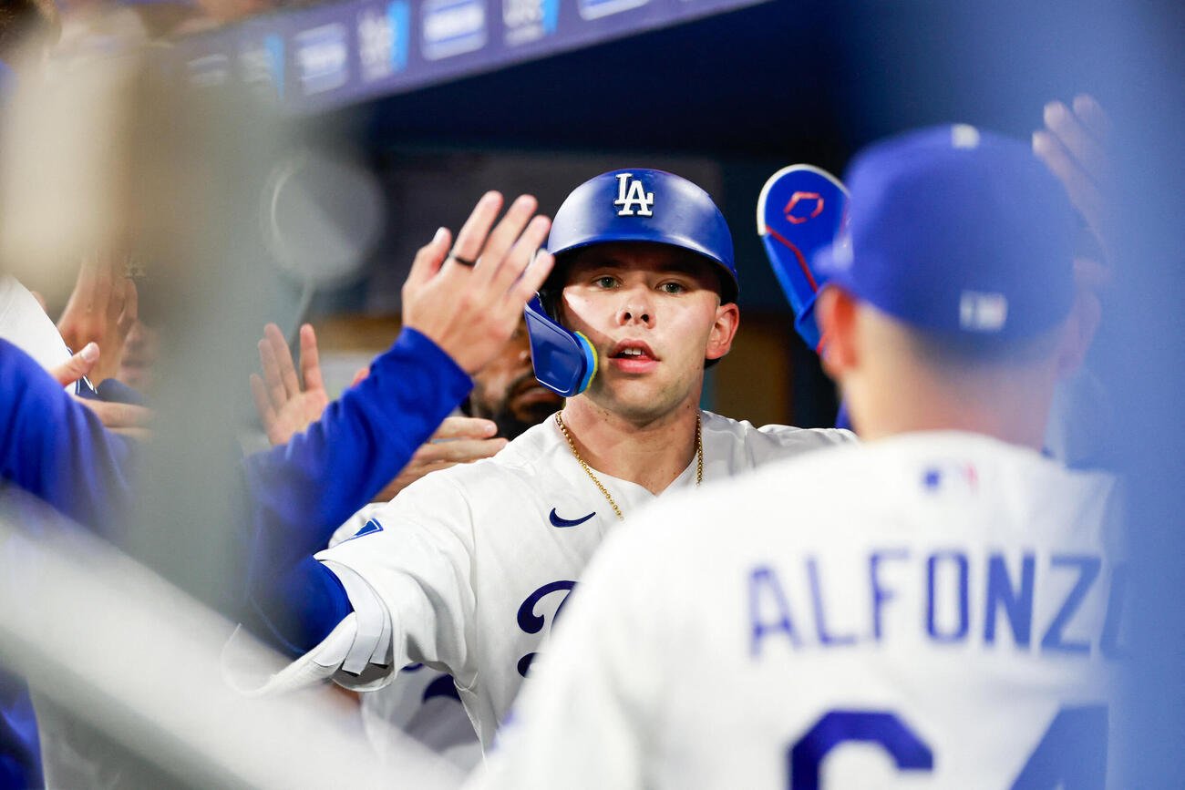 ドジャース対マリナーズ　4回、3点本塁打を放ち、仲間と喜ぶドジャース・ラッシング（ロイター）