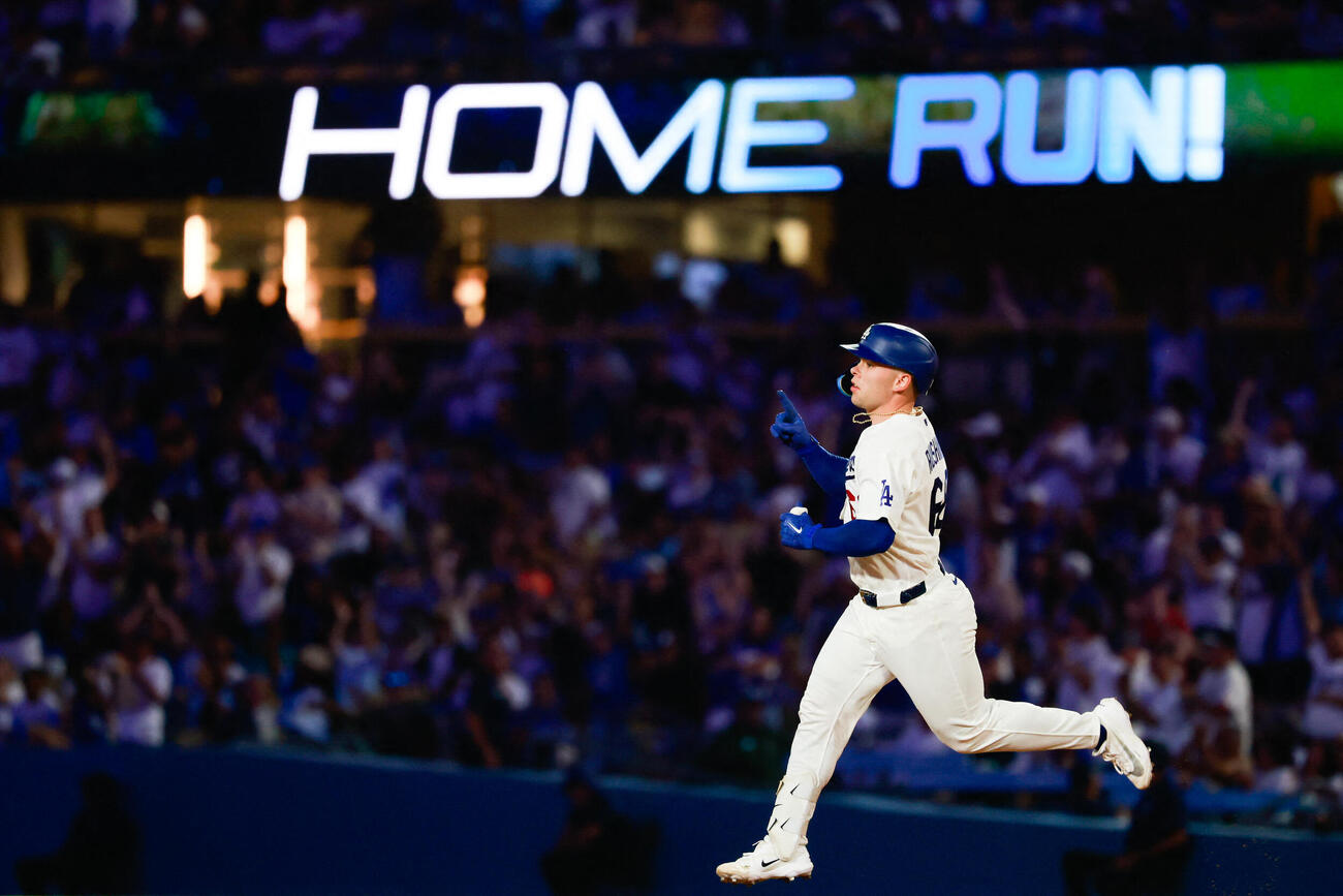 ドジャース対マリナーズ　4回、3点本塁打を放ち、類を回るドジャース・ラッシング（AP）