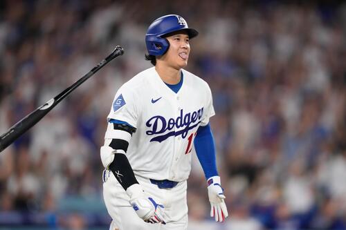 レッドソックス戦の5回、24号逆転2ランを放つドジャース大谷翔平（AP）