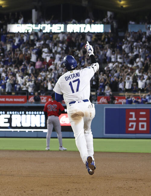 レッドソックス戦の5回、右越えに2ランを放ち塁を回るドジャース・大谷＝ロサンゼルス（共同）