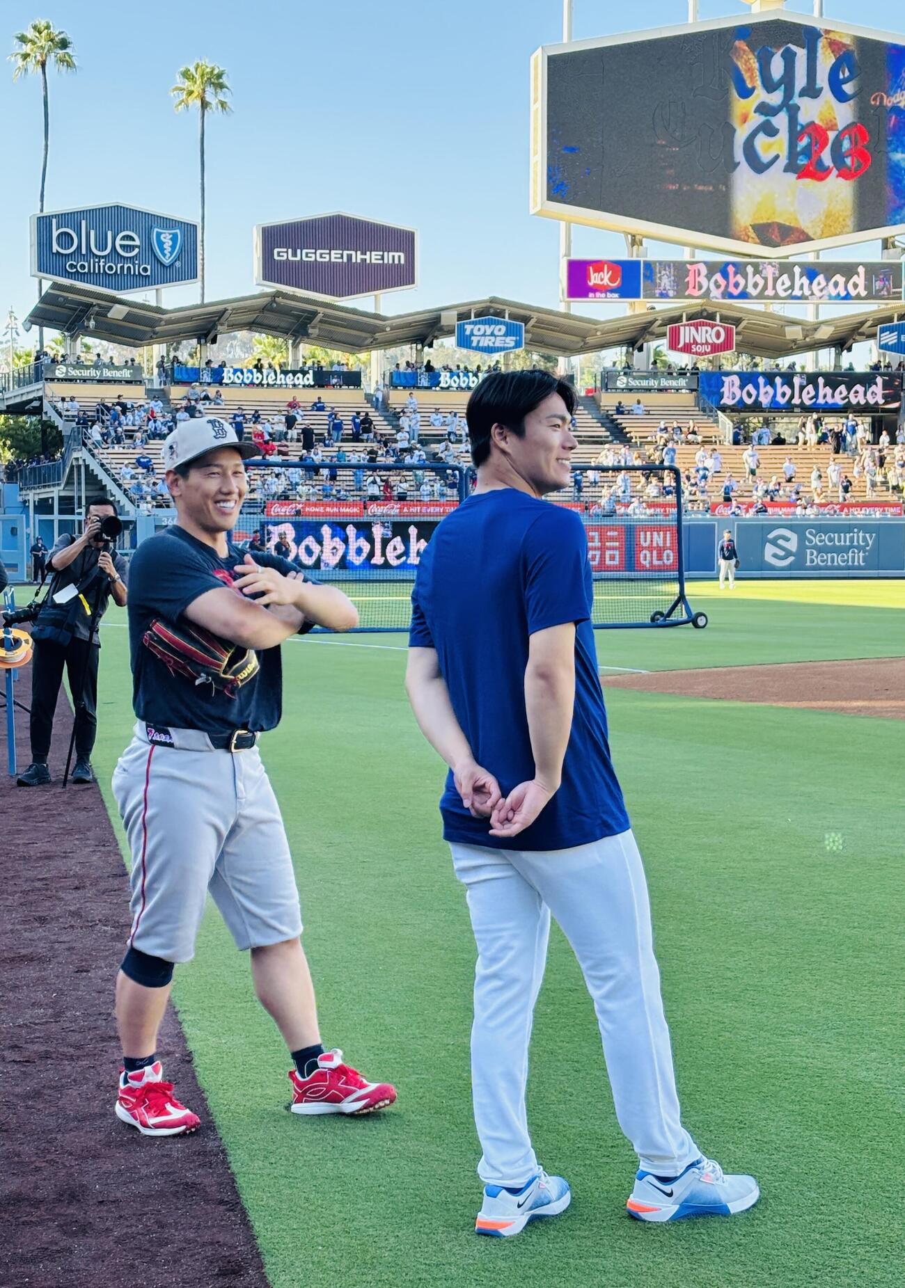 ドジャース対レッドソックス　談笑するドジャース山本とレッドソックス吉田