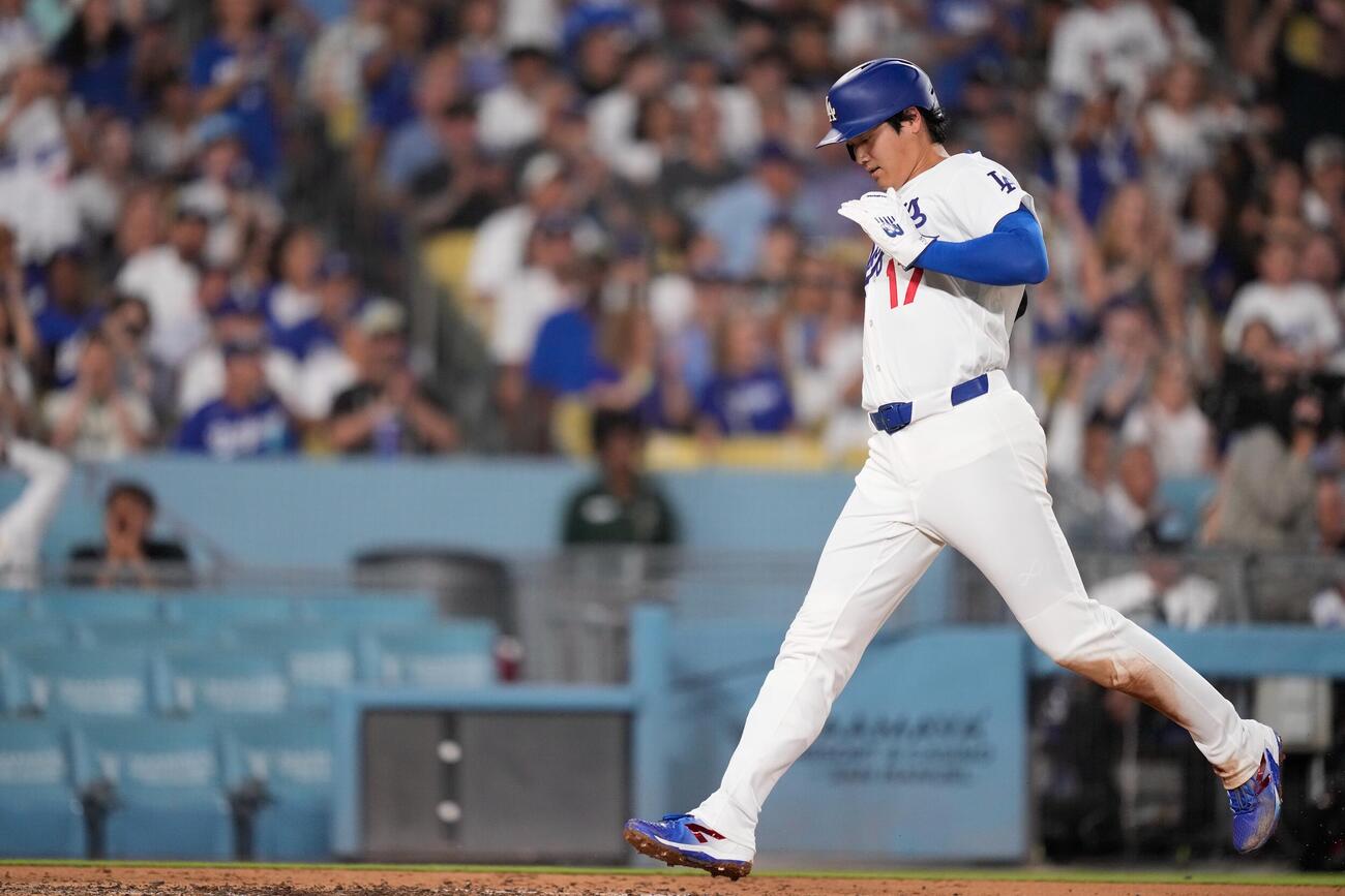 4回、フリーマンの適時打で生還するドジャース大谷翔平（AP）