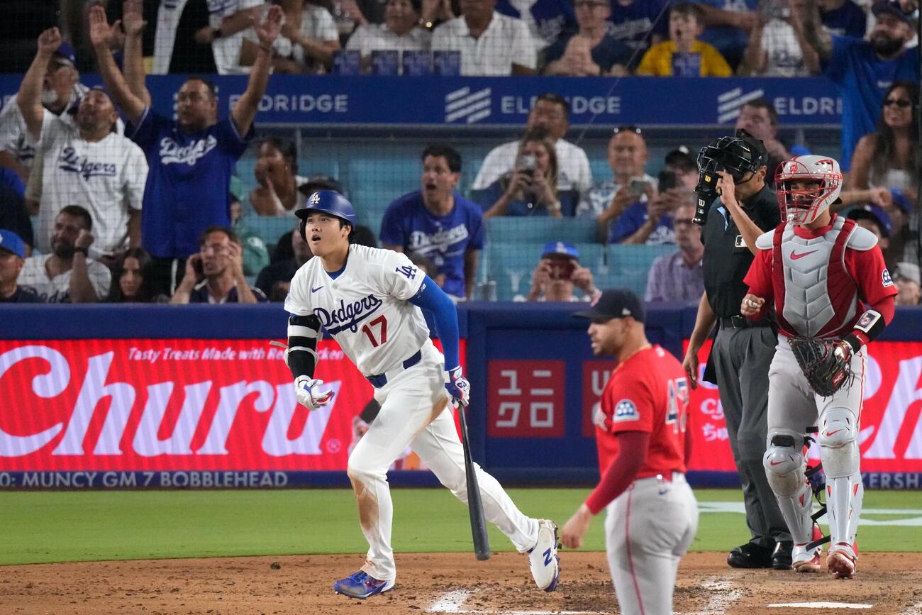 レッドソックス戦の5回、24号逆転2ランを放つドジャース大谷翔平（AP）