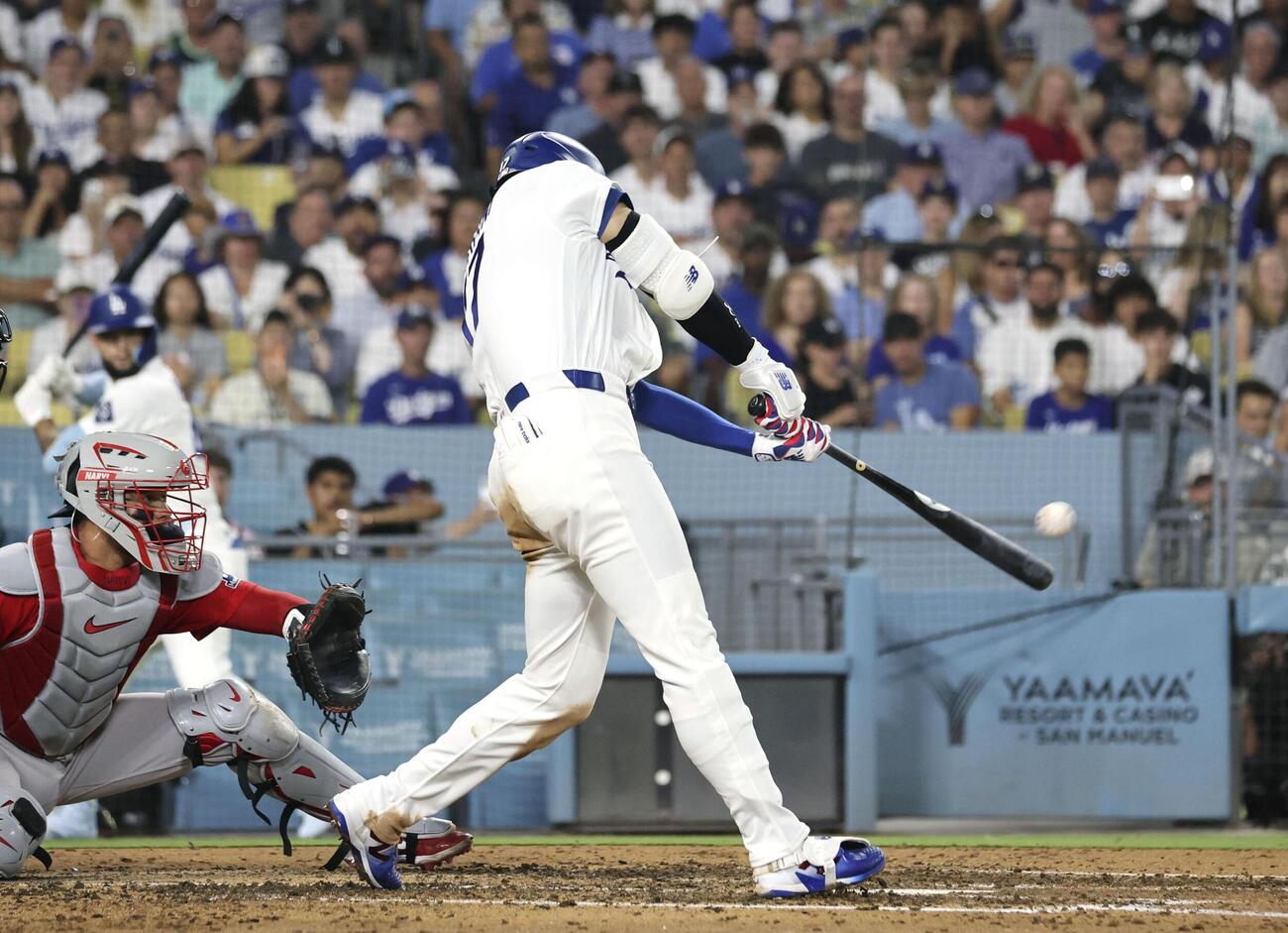 レッドソックス戦の5回、右越えに24号2ランを放つドジャース・大谷＝ロサンゼルス（共同）