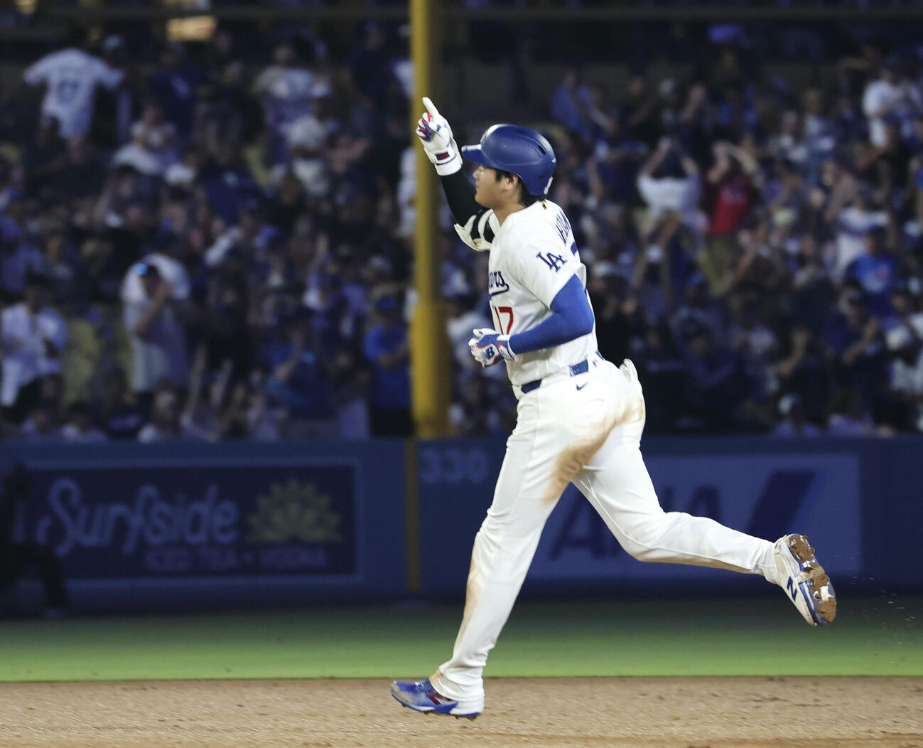 レッドソックス戦の5回、24号2ランを放ち塁を回るドジャース・大谷＝ロサンゼルス（共同）