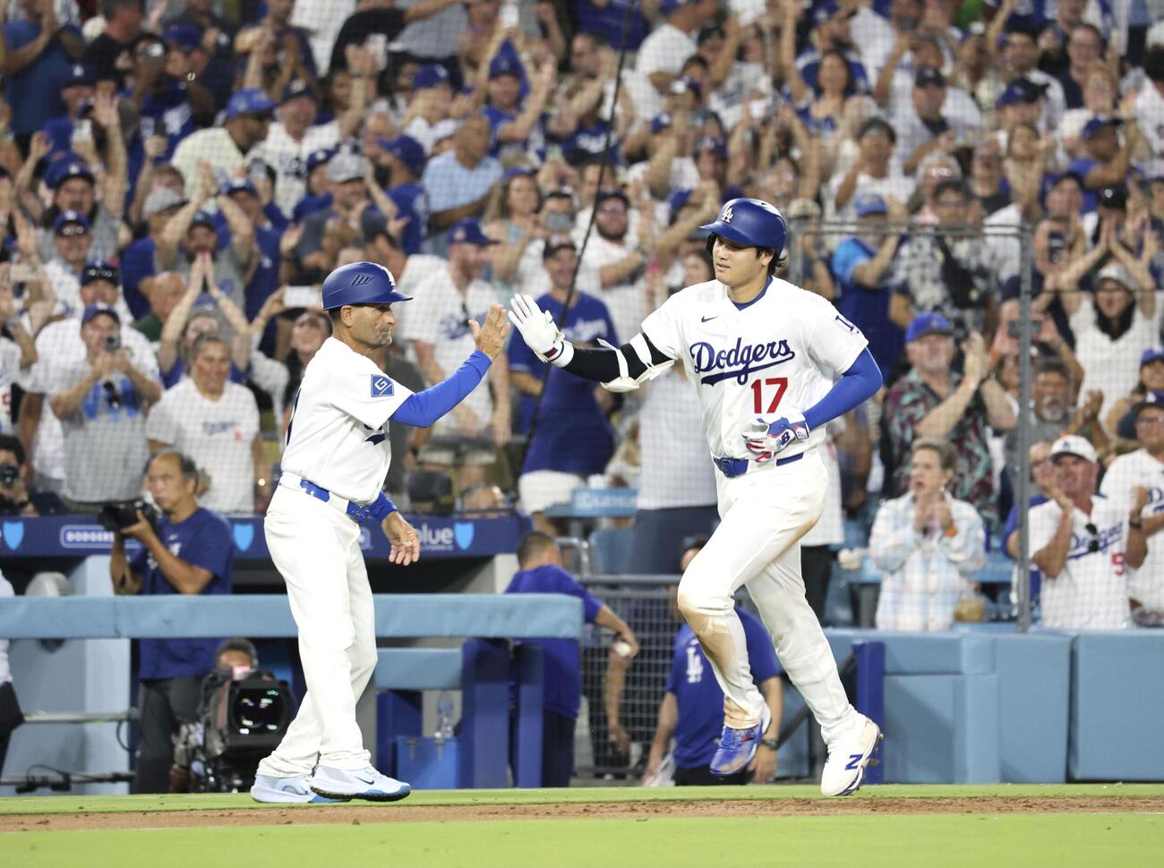 レッドソックス戦の5回、2ランを放ち迎えられるドジャース大谷（共同）
