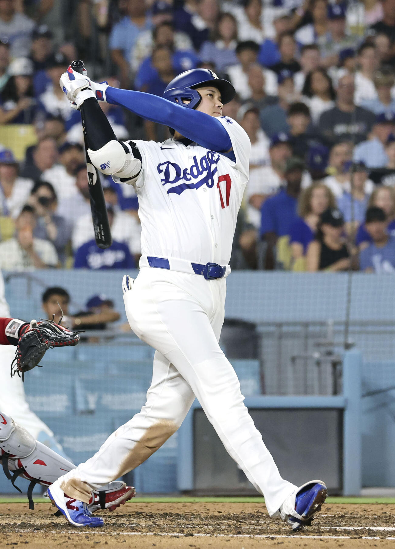 レッドソックス戦の5回、右越えに24号2ランを放つドジャース・大谷＝ロサンゼルス（共同）