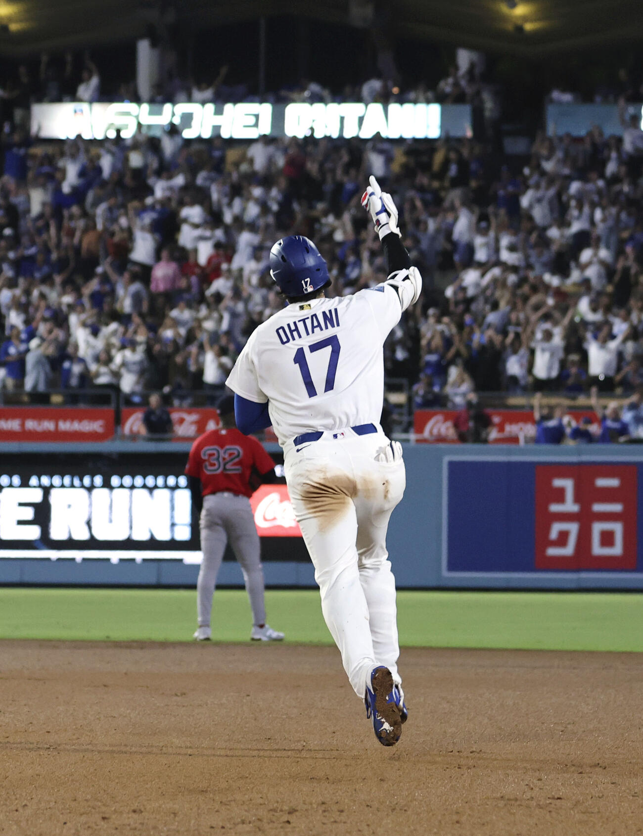 レッドソックス戦の5回、右越えに2ランを放ち塁を回るドジャース・大谷＝ロサンゼルス（共同）