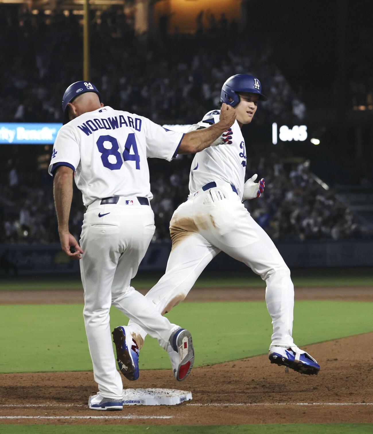 レッドソックス戦の5回、24号2ランを放ち塁を回るドジャース・大谷＝ロサンゼルス（共同）