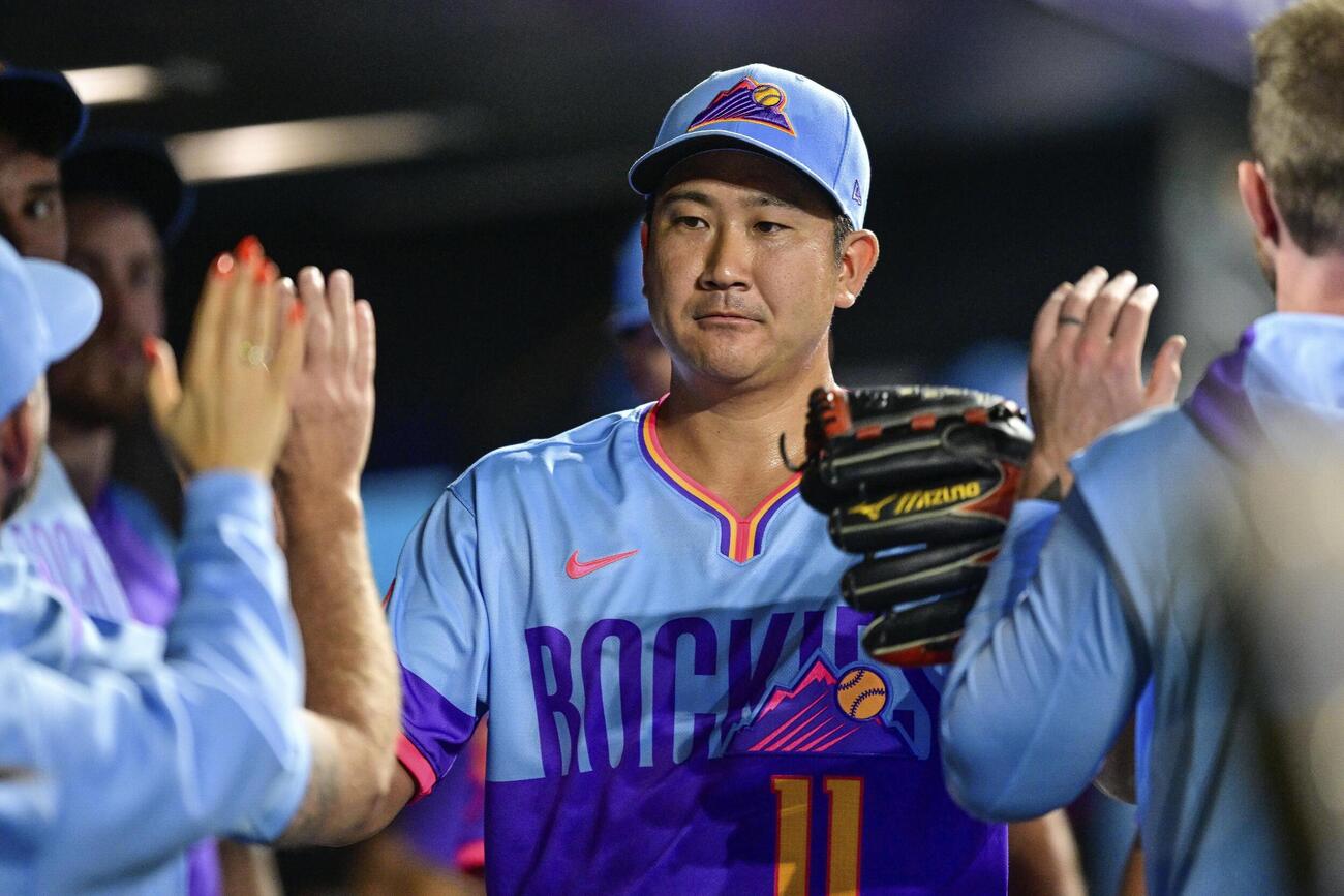 ロイヤルズ戦の7回途中、降板しベンチで迎えられるロッキーズ菅野（ゲッティ＝共同）