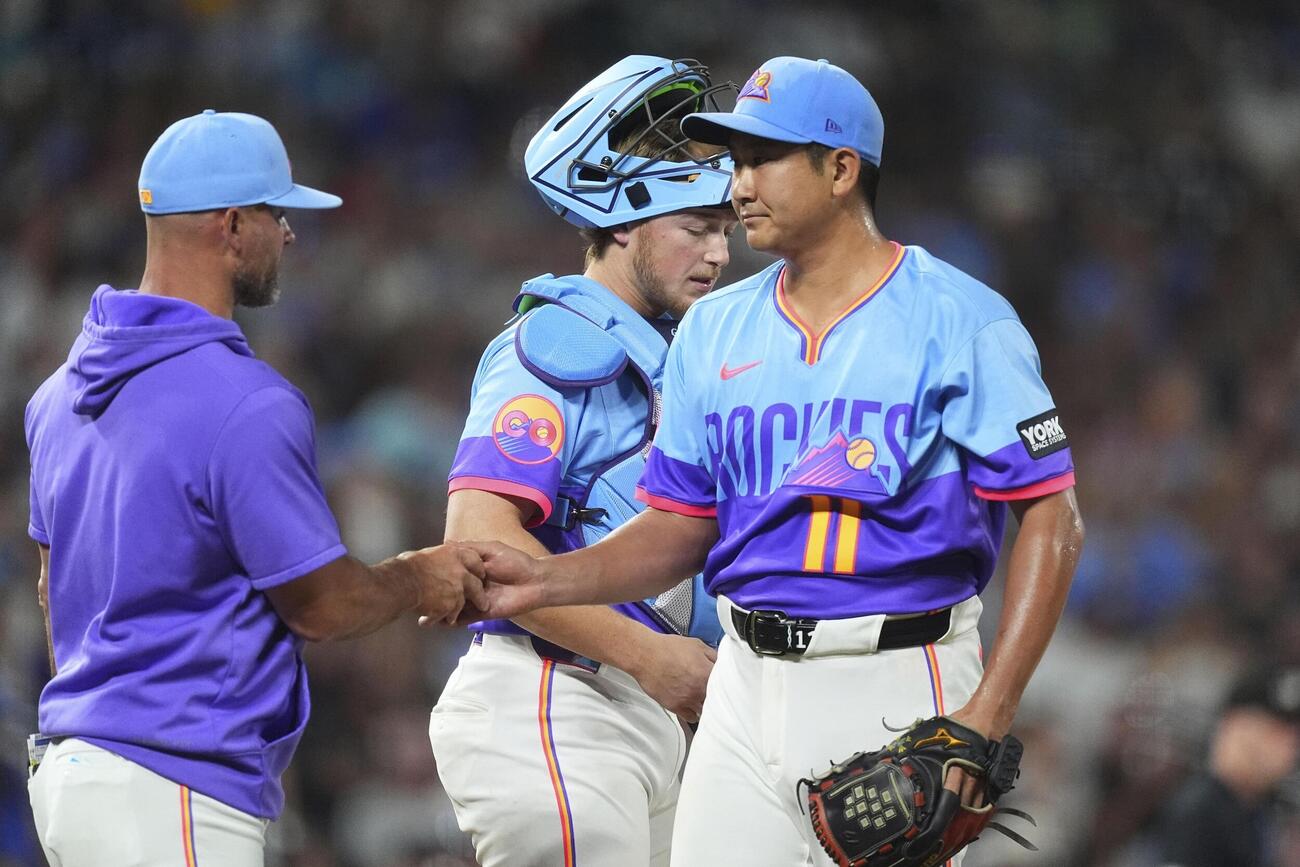 ロイヤルズ戦の7回途中、降板するロッキーズ・菅野（右）＝デンバー（AP＝共同）
