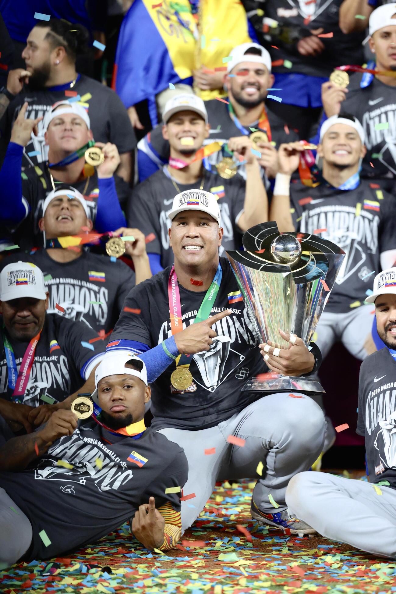 WBCを制し優勝トロフィーを手に写真に納まるペレス（中央）らベネズエラ代表