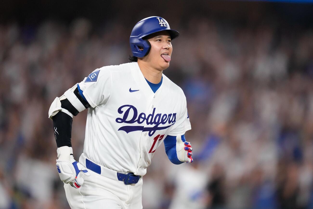 レッドソックス戦の5回、24号逆転2ランを放つドジャース大谷翔平（AP）
