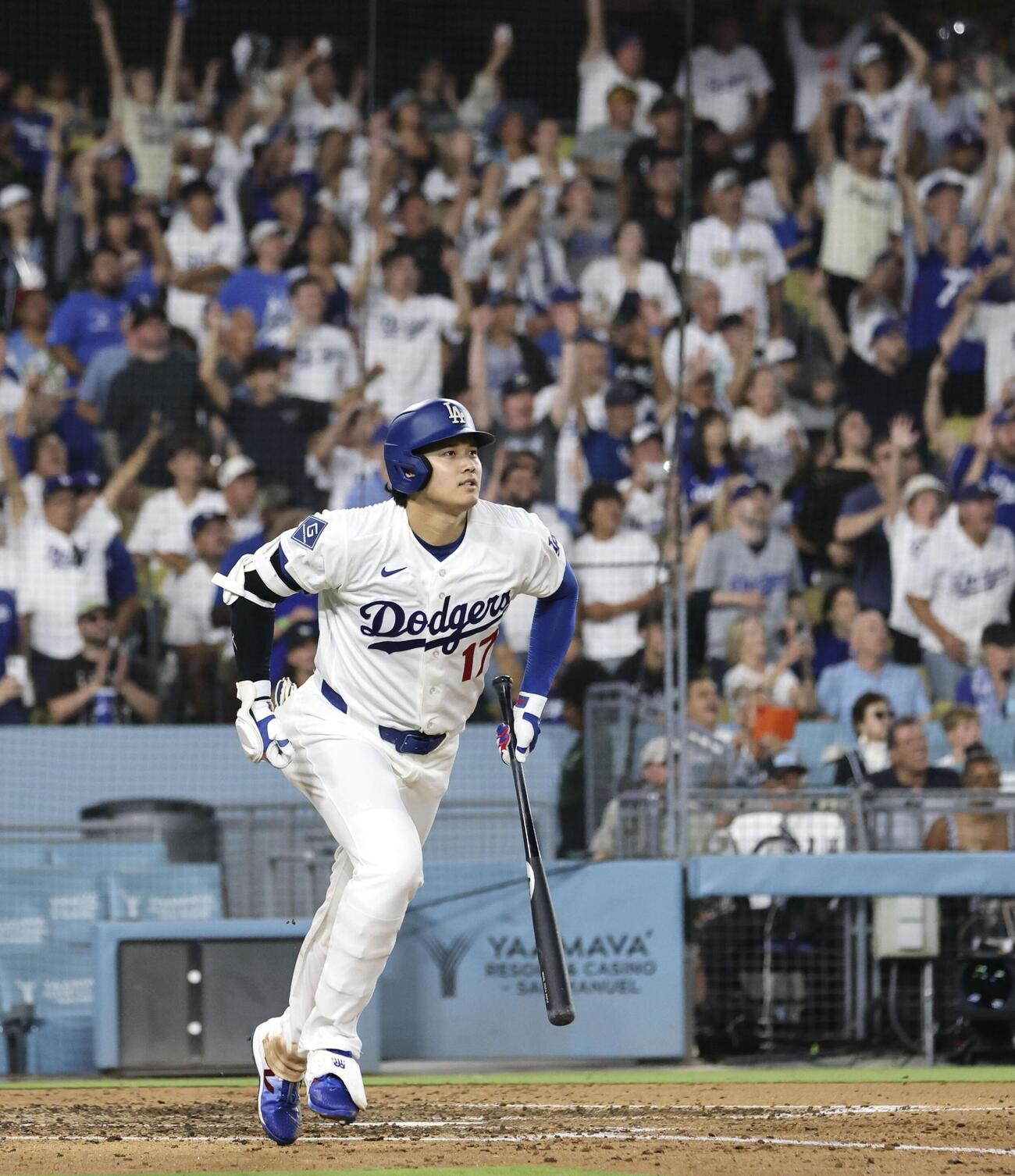 レッドソックス戦の5回、右越えに24号2ランを放つドジャース・大谷＝ロサンゼルス（共同）
