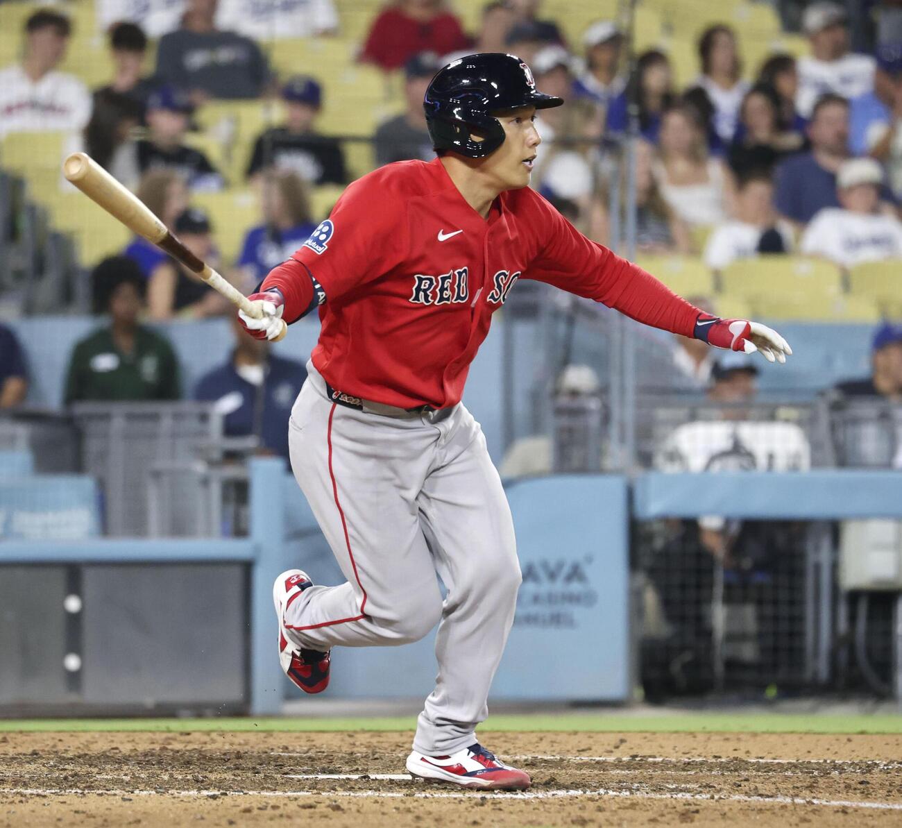 ドジャース戦の9回、右前打を放つレッドソックス・吉田＝ロサンゼルス（共同）