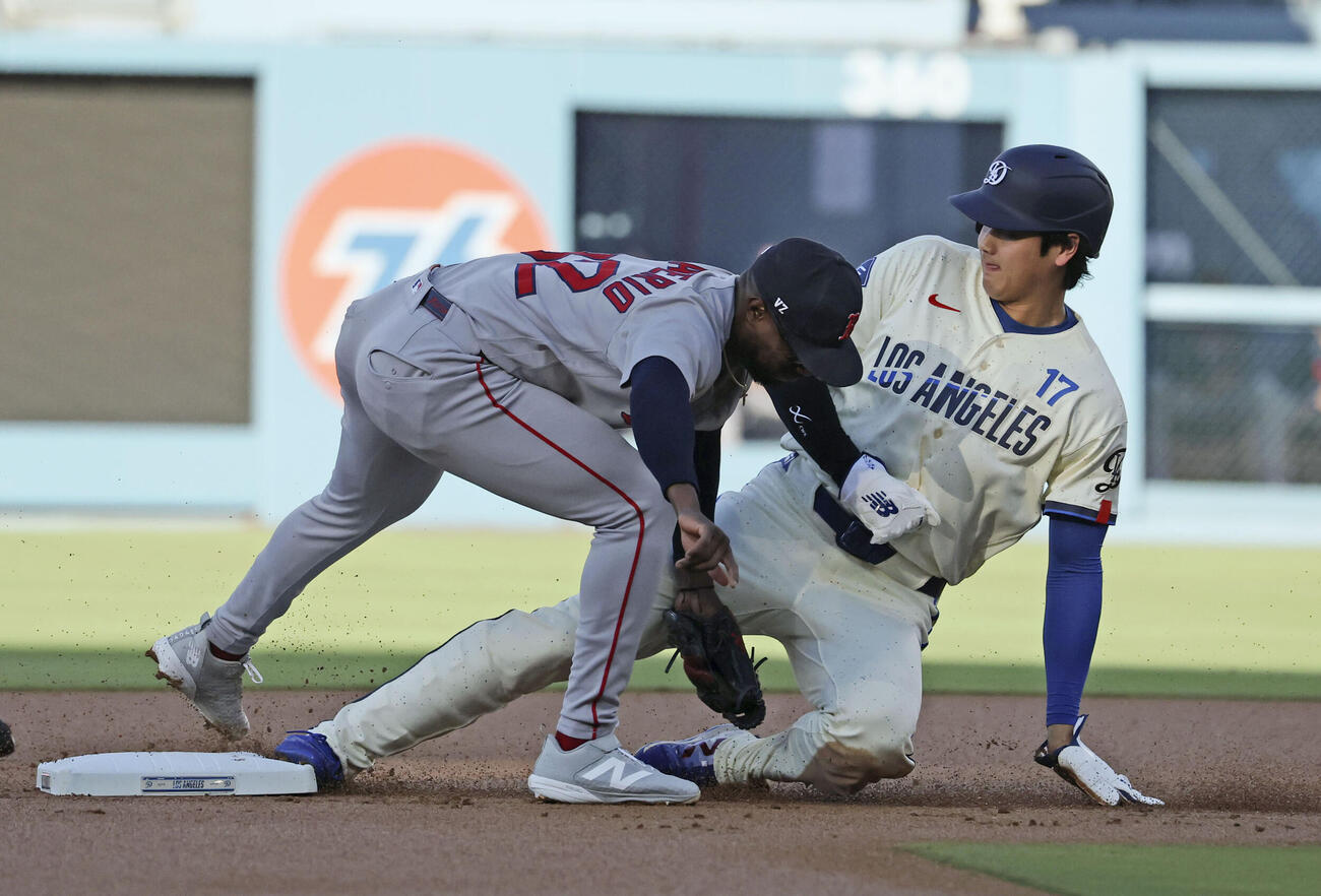 レッドソックス戦の1回、後続の右飛でタッチアップ、二塁を狙うがタッチアウトとなるドジャースの一走大谷（共同）