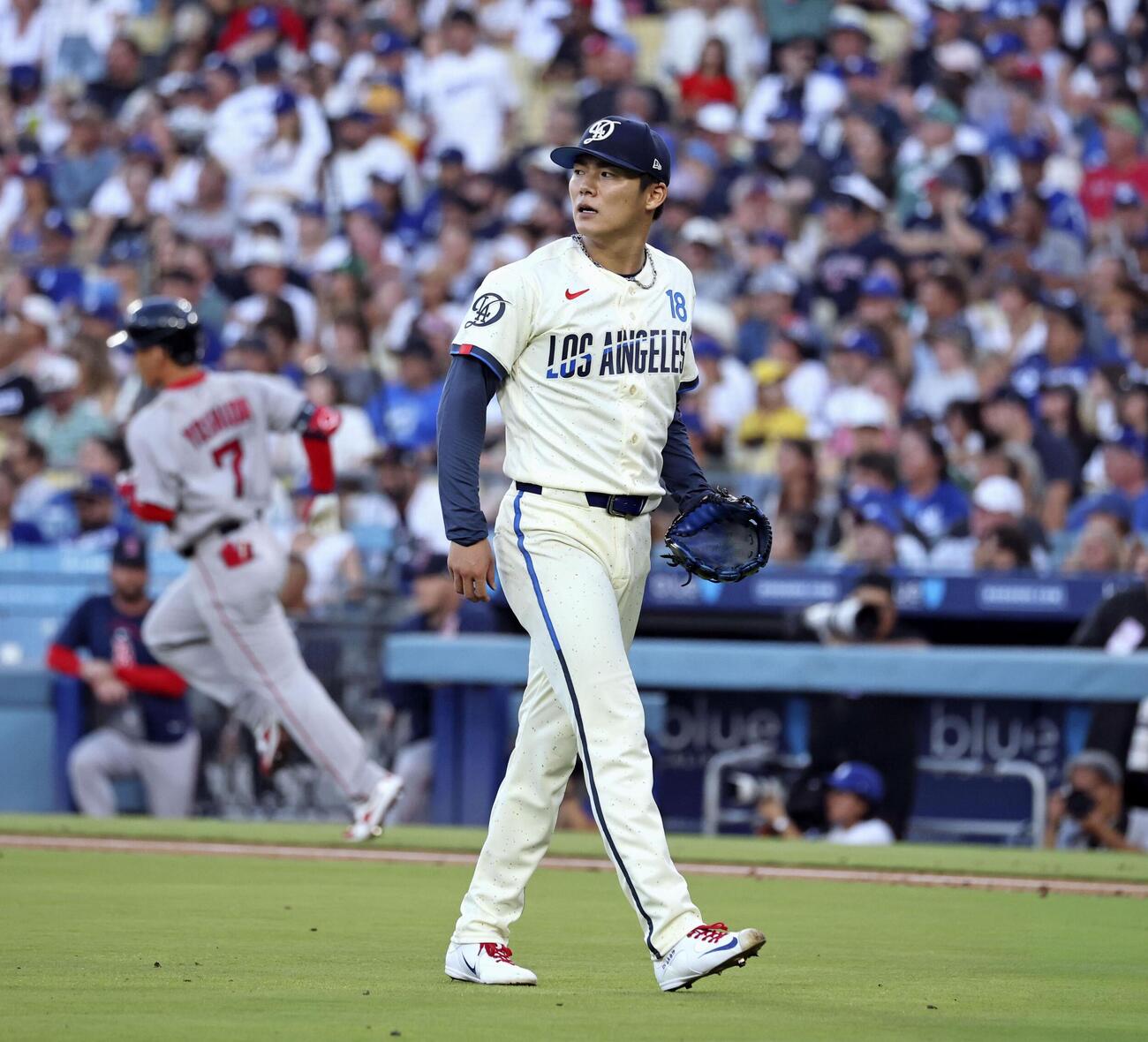 レッドソックス戦の4回、吉田（左）を中飛に打ち取ったドジャース山本（共同）