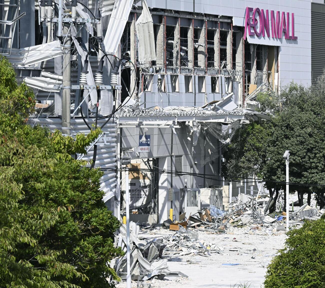 救助活動が終了したイオンモール熊本＝1日午後、熊本県嘉島町（共同）