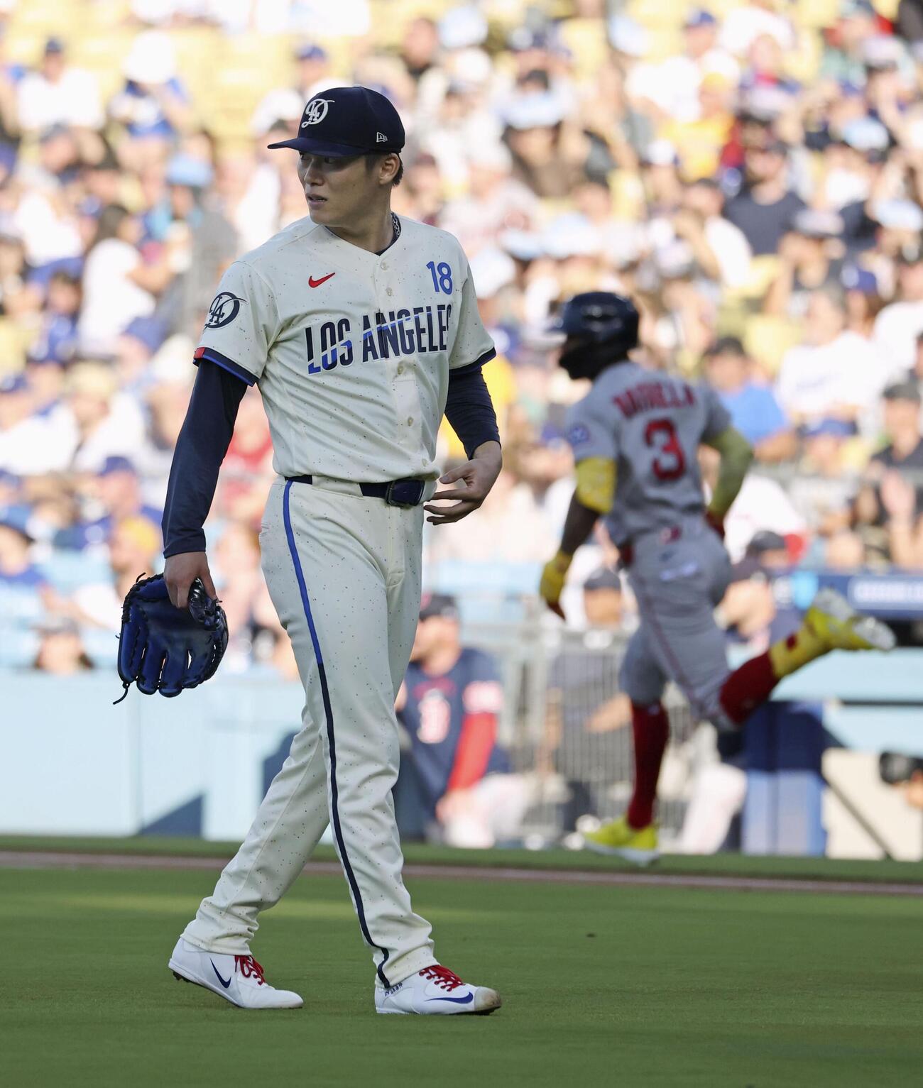 レッドソックス戦の1回、ラファエラ（右）に本塁打を浴びたドジャース山本（共同）