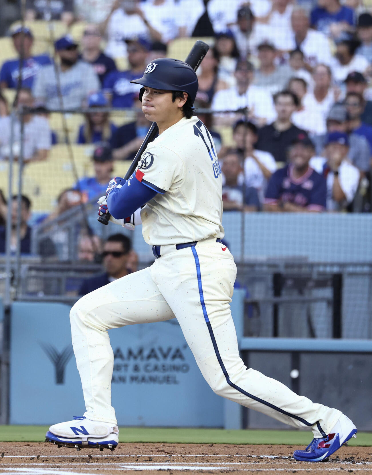 レッドソックス戦の1回、中前打を放つドジャース・大谷＝ロサンゼルス（共同）